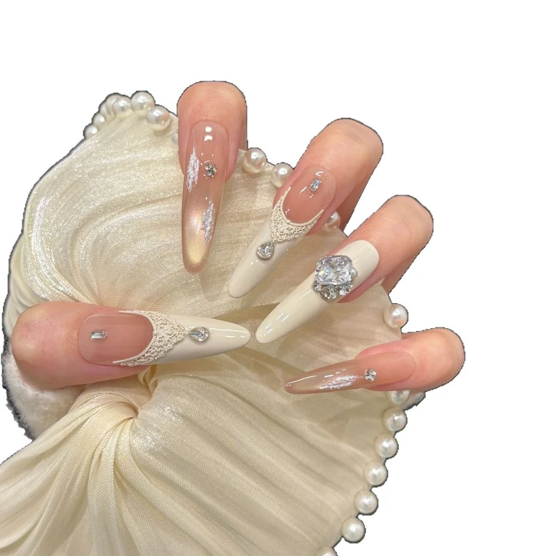 Luxuriöse Gel-Nagelkunst-Tipps mit Edelsteinelementen