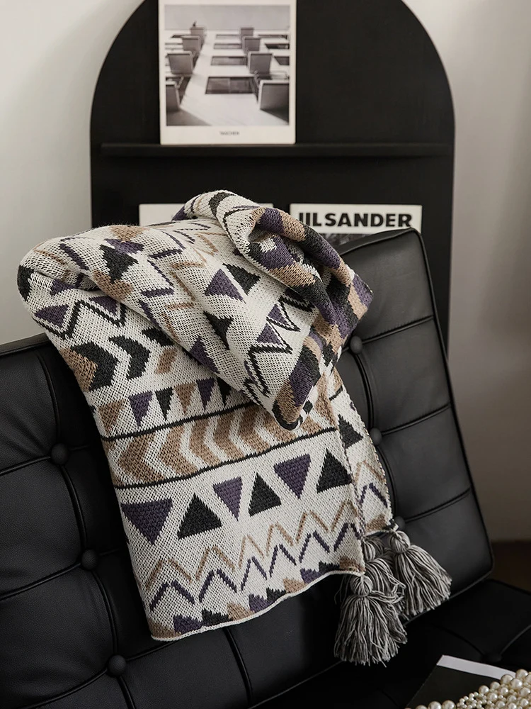 Gemusterte Wohndecke im Ethno-Strickdesign mit Quasten