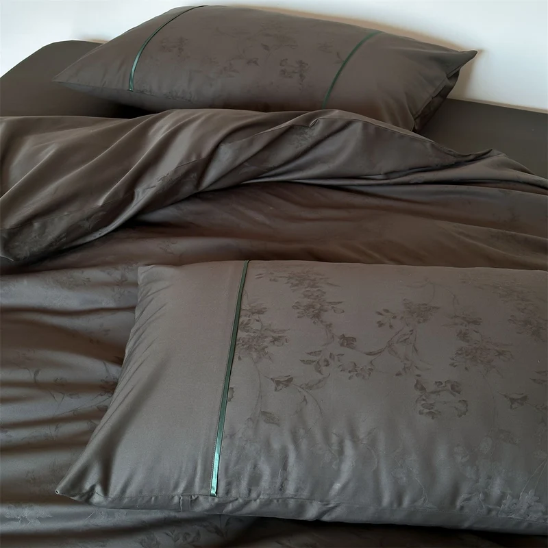 Luxuriöse Satin-Bettwäsche mit floralem Jacquard und Kontrastpaspel