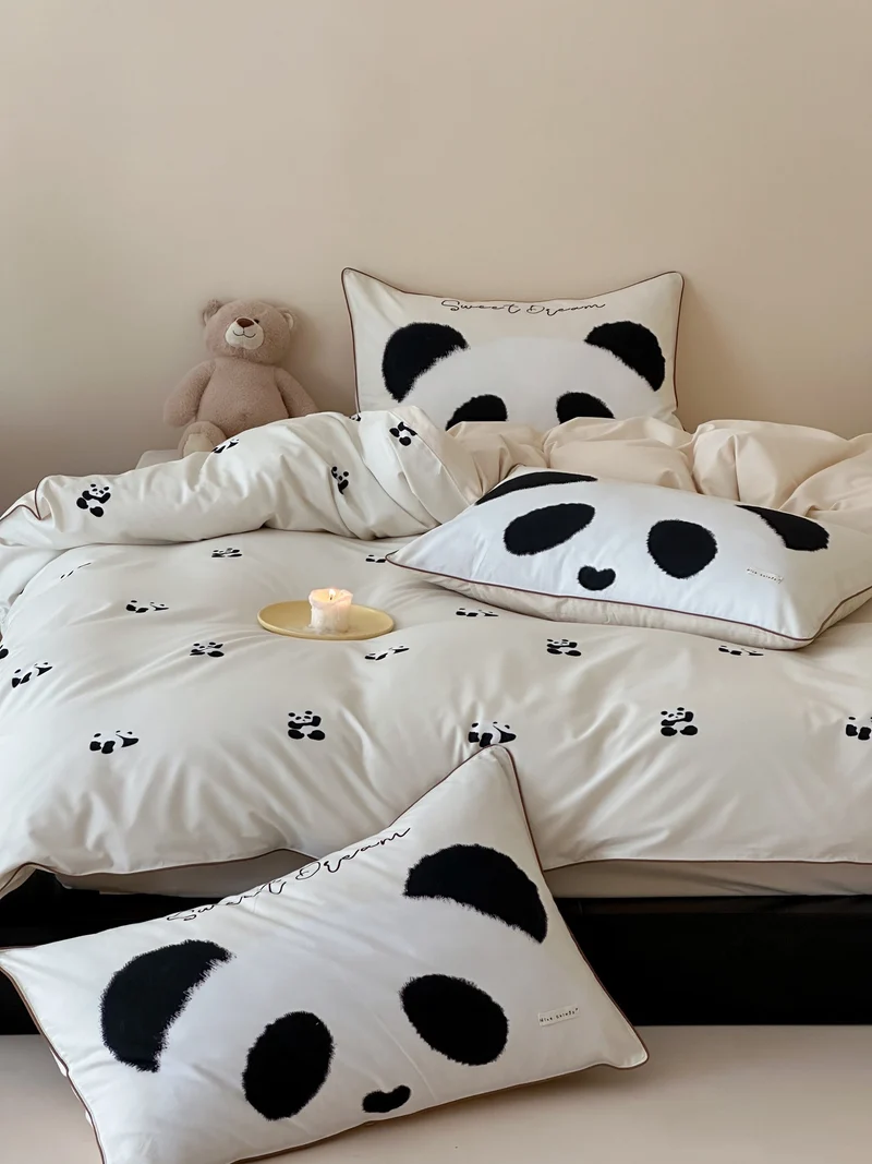 Kinder-Bettwäschegarnitur mit Panda-Motiv aus Baumwollsatin und liebevoller Applikation