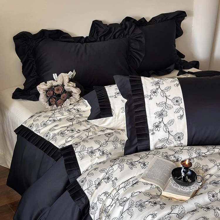 Elegante Wendebettwäsche-Garnitur aus feinem Satin mit botanischem Konturprint und Plissee-Bordüre
