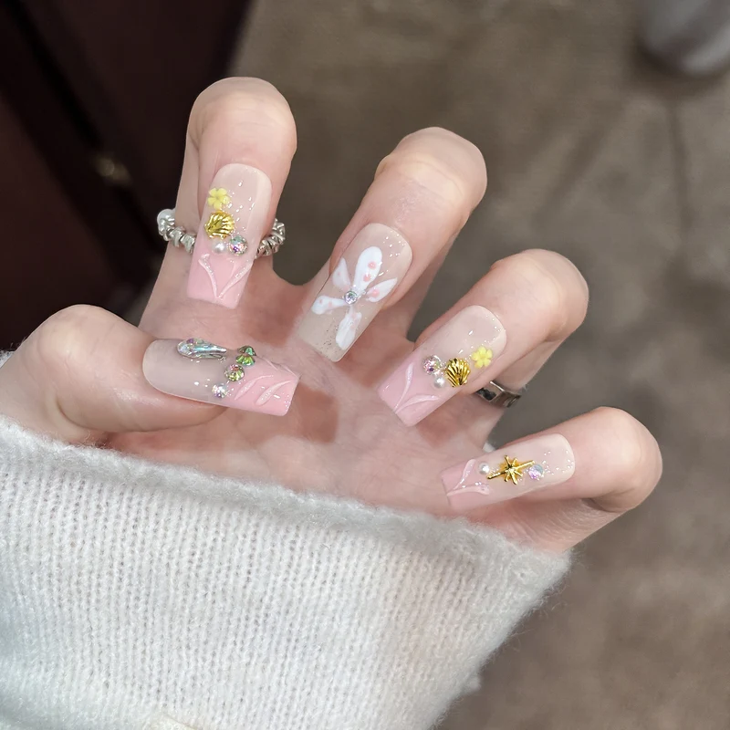 Blumen Design Druck auf Nägel mit Kristallakzenten