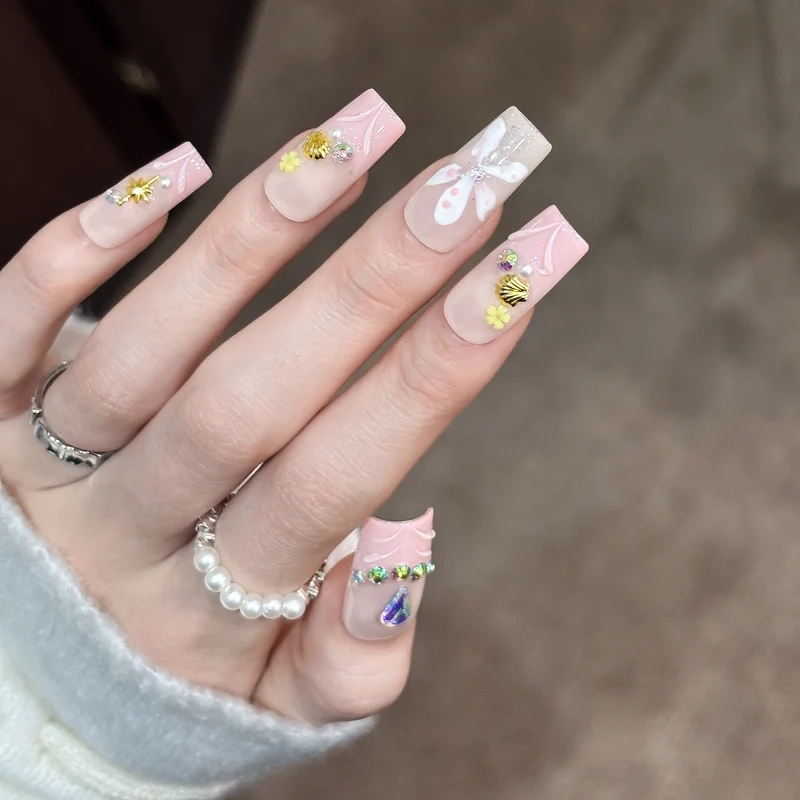Blumen Design Druck auf Nägel mit Kristallakzenten