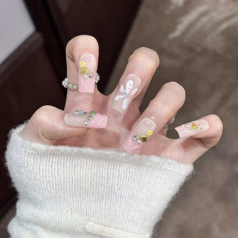 Blumen Design Druck auf Nägel mit Kristallakzenten