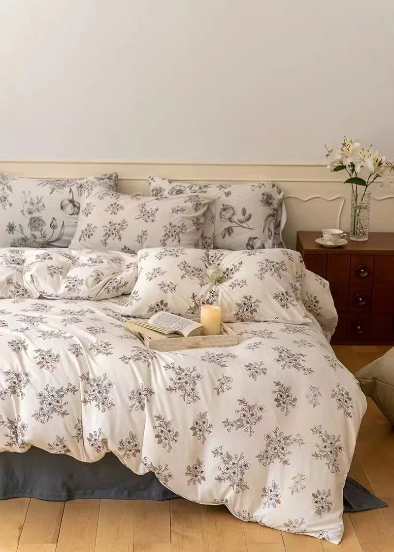 Gestepptes Bettset mit floraler Vintage-Optik und atmungsaktivem Baumwollbezug