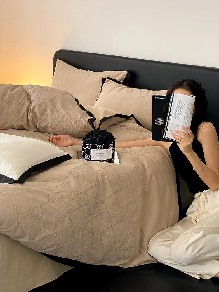 Gepolsterte Steppbett-Garnitur aus Baumwollsatin mit kontrastierender Kederkante