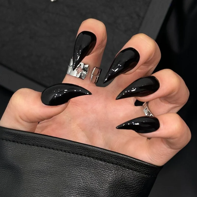 Glänzende Stiletto Press-On Nagelerweiterungen