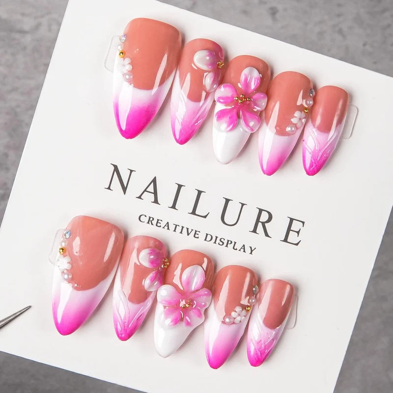 Floral Design Press-On Nail Set mit Juwelenakzenten