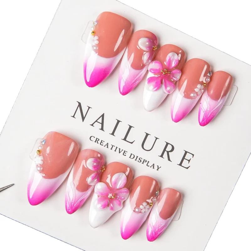 Floral Design Press-On Nail Set mit Juwelenakzenten