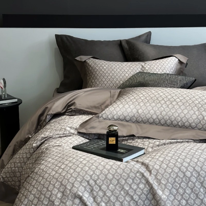 Elegante Bettwäsche-Garnitur aus Baumwollsatin mit dezentem Jacquardmuster und Wendefunktion