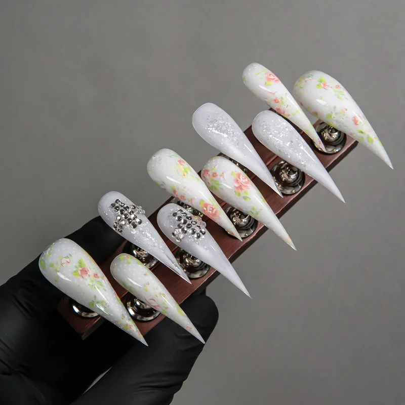 Elegantes Stiletto Press-On Nagelset mit Blumen- und Edelsteindetails