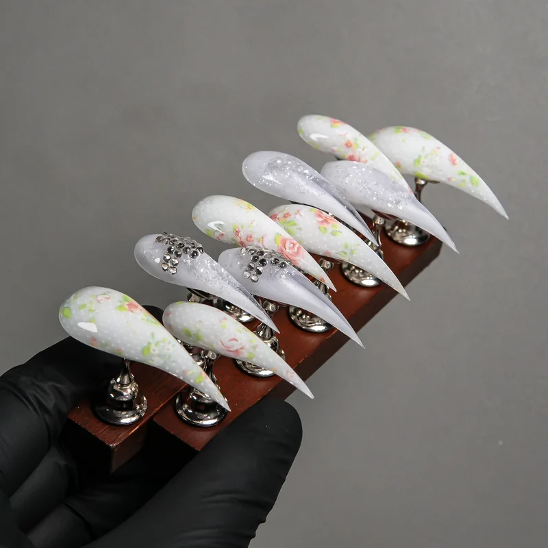 Elegantes Stiletto Press-On Nagelset mit Blumen- und Edelsteindetails