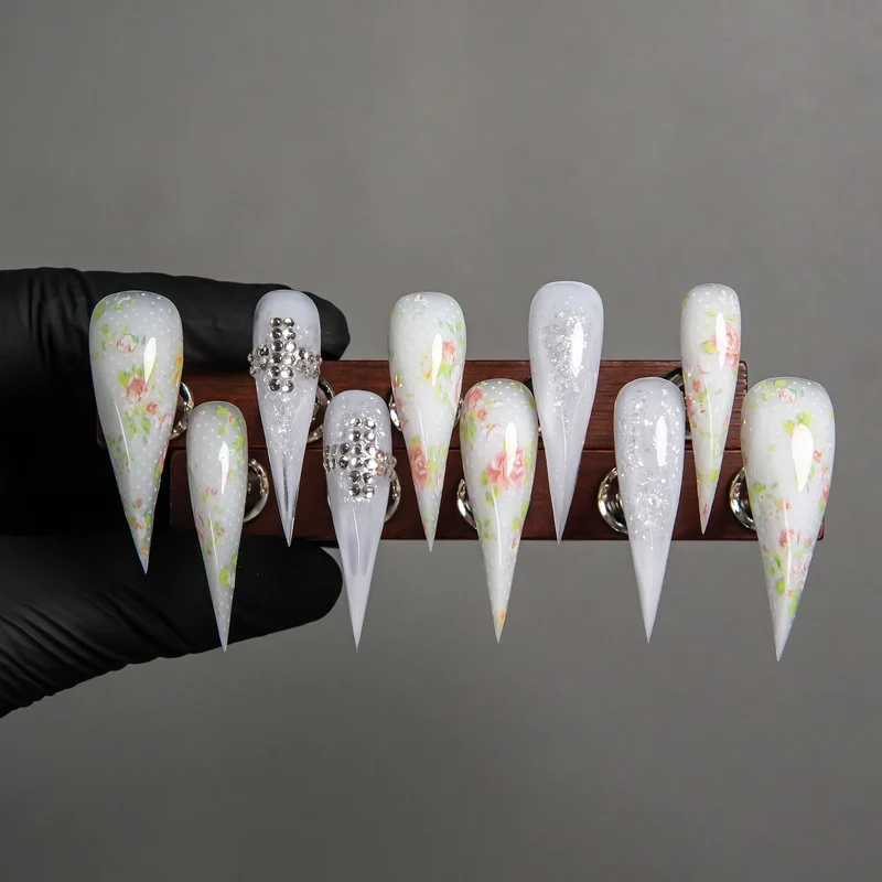 Elegantes Stiletto Press-On Nagelset mit Blumen- und Edelsteindetails