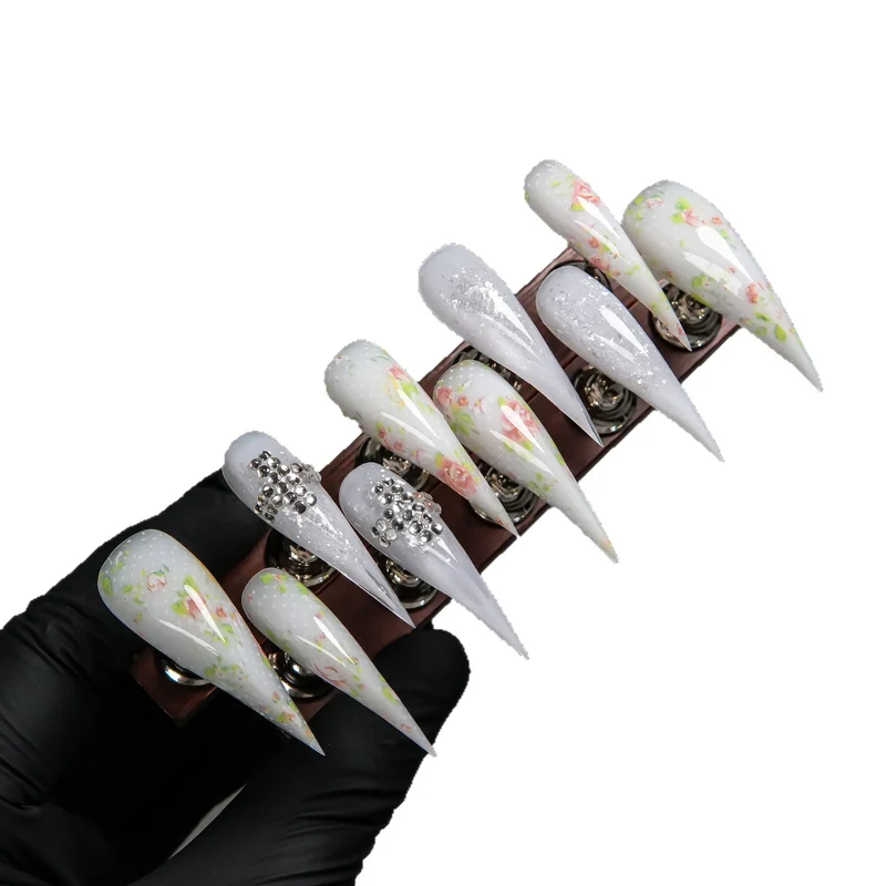 Elegantes Stiletto Press-On Nagelset mit Blumen- und Edelsteindetails