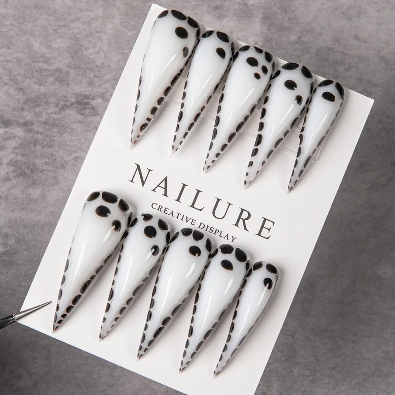 Elegante Stiletto Press-On Nägel mit gepunktetem Design