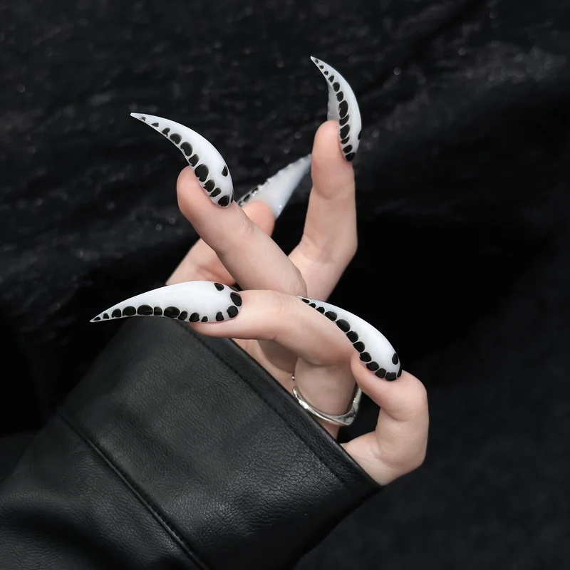 Elegante Stiletto Press-On Nägel mit gepunktetem Design