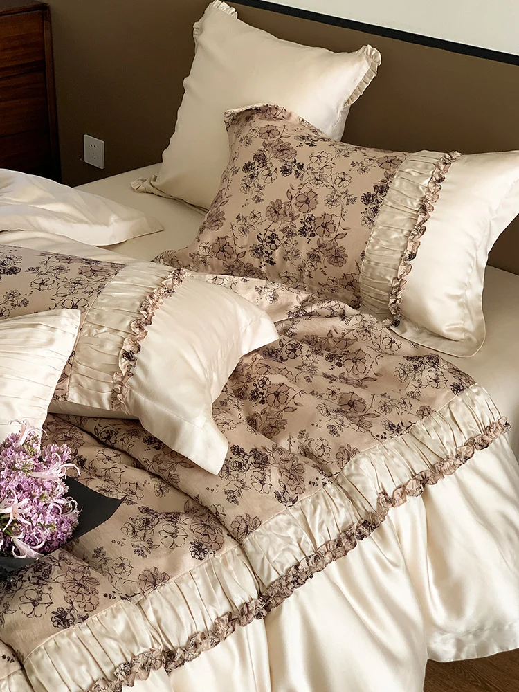 Fein-Satin-Bettgarnitur mit floralem Jacquard und Plissée-Volant