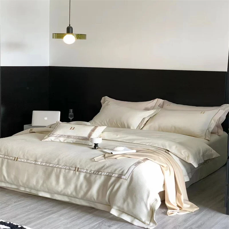 Exklusive Satin-Bettwäschegarnitur mit feiner Keder- und Monogramm-Stickerei