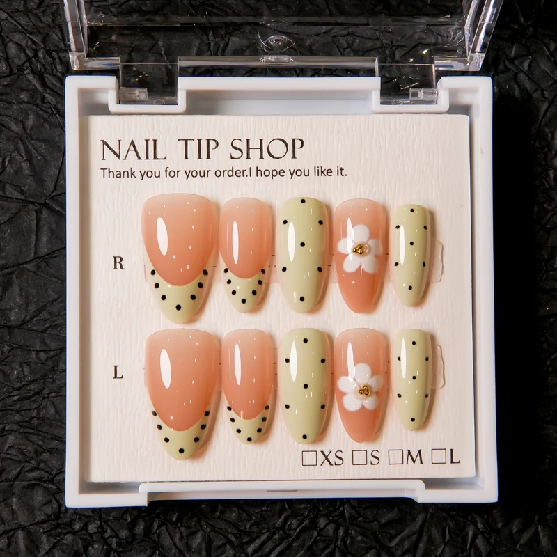 Eleganter Press-On Nagelset mit floralen Akzenten