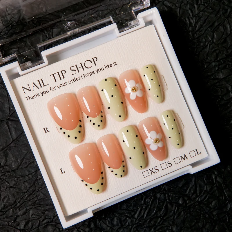 Eleganter Press-On Nagelset mit floralen Akzenten