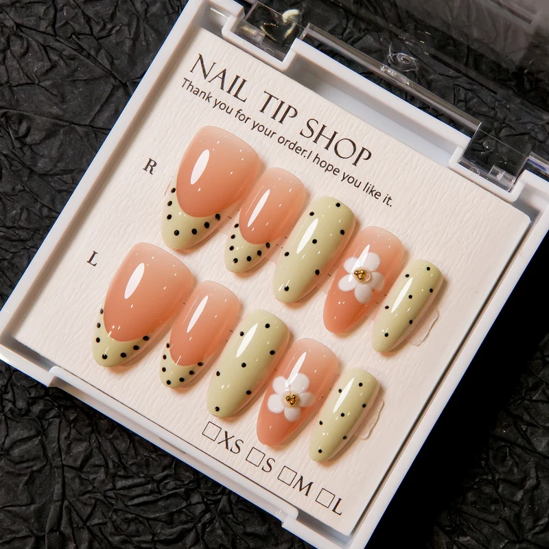 Eleganter Press-On Nagelset mit floralen Akzenten
