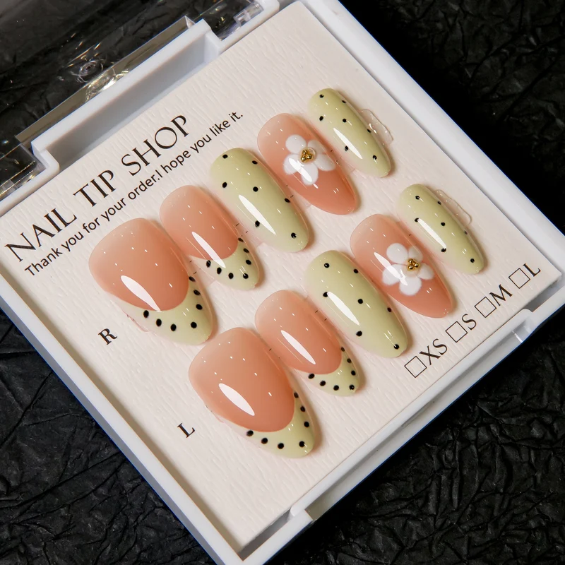 Eleganter Press-On Nagelset mit floralen Akzenten