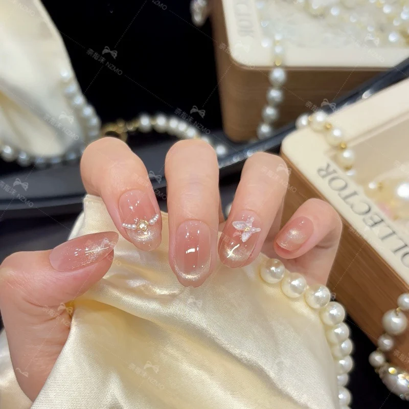Elegantes Press-On Nagelset mit Kristallakzenten