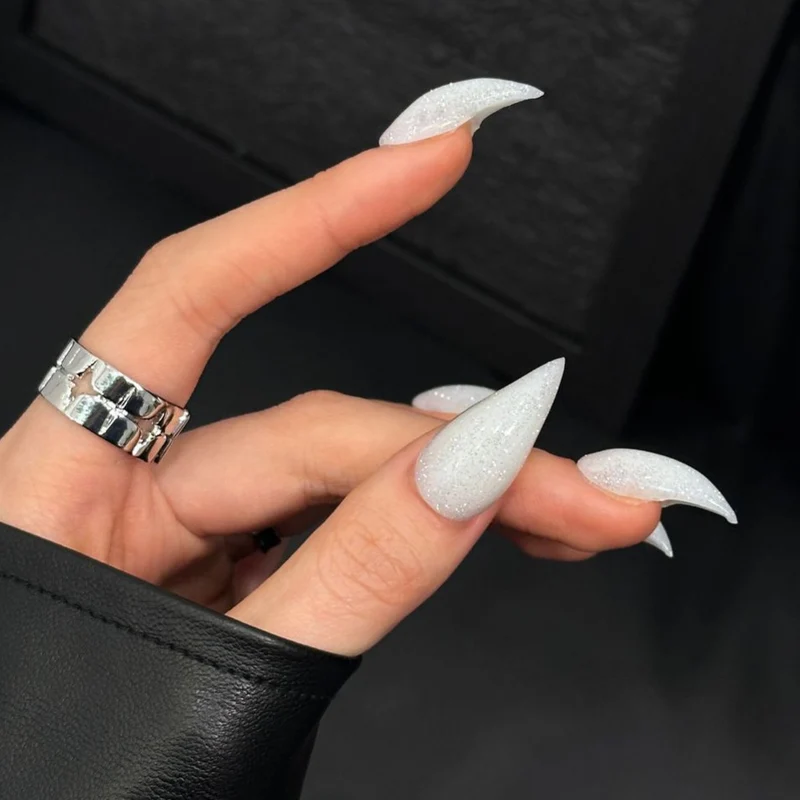 Glitzernde Stiletto Press-On Nagelverzierungen