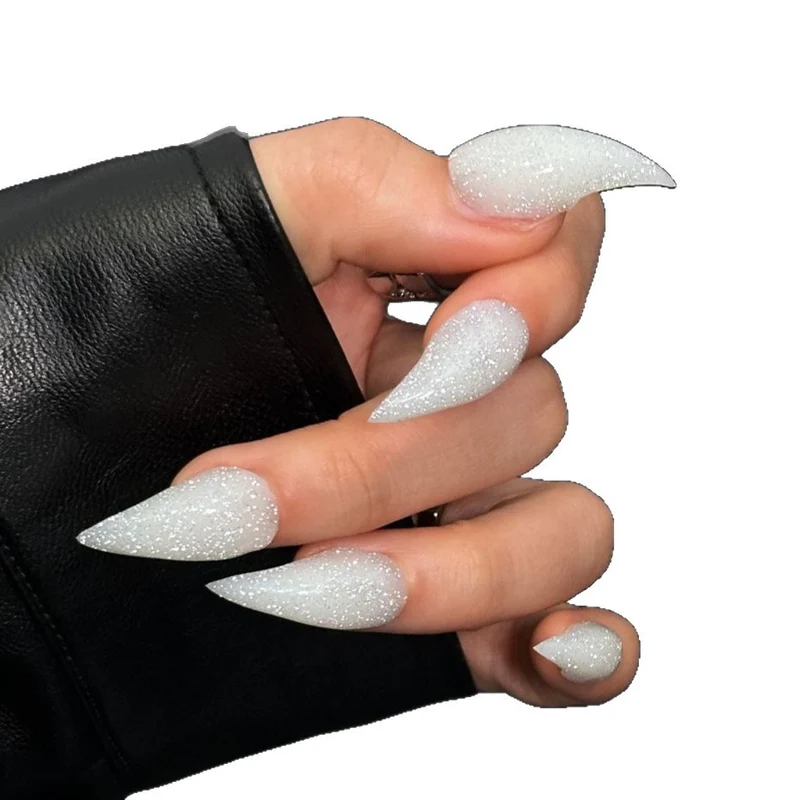 Glitzernde Stiletto Press-On Nagelverzierungen