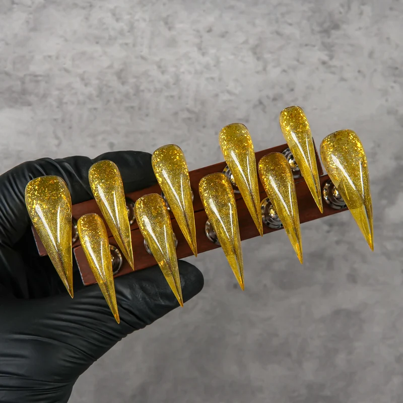 Glitzernde Stiletto Press-On Nagelspitzen