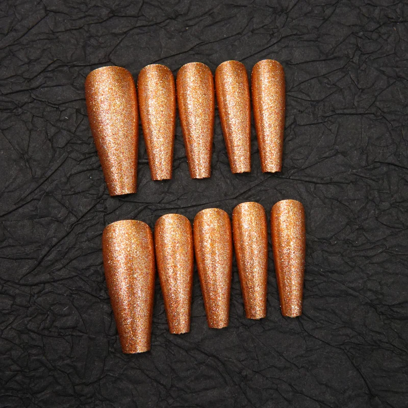 Glitzernde Stiletto Press-On Nageldesigns