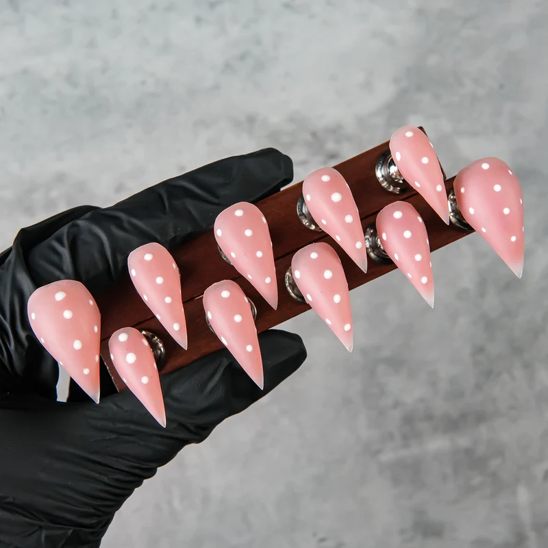 Elegante Stiletto Press-On Nägel mit Punkten Design