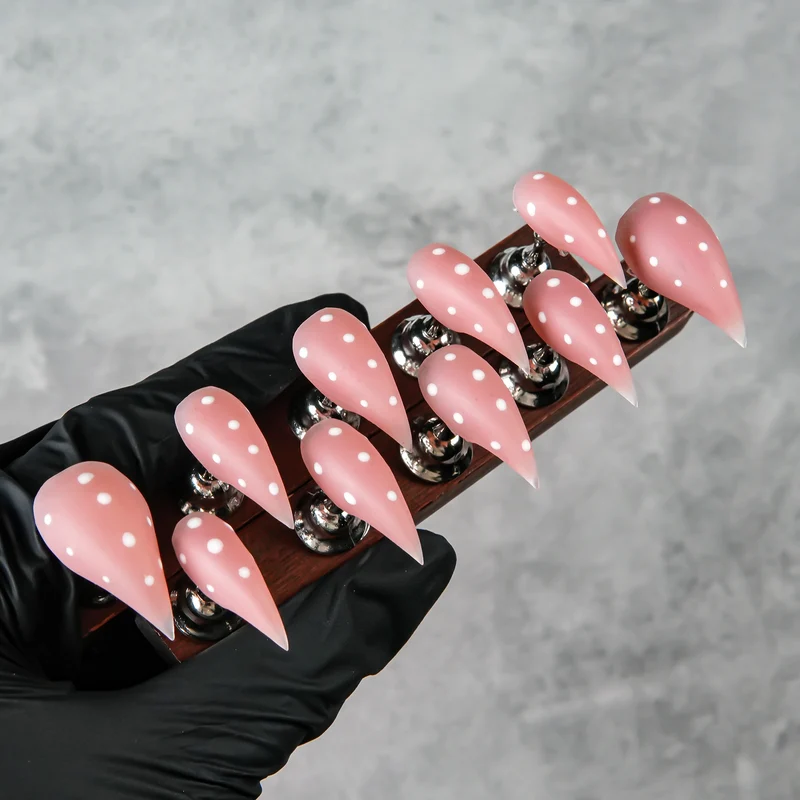 Elegante Stiletto Press-On Nägel mit Punkten Design