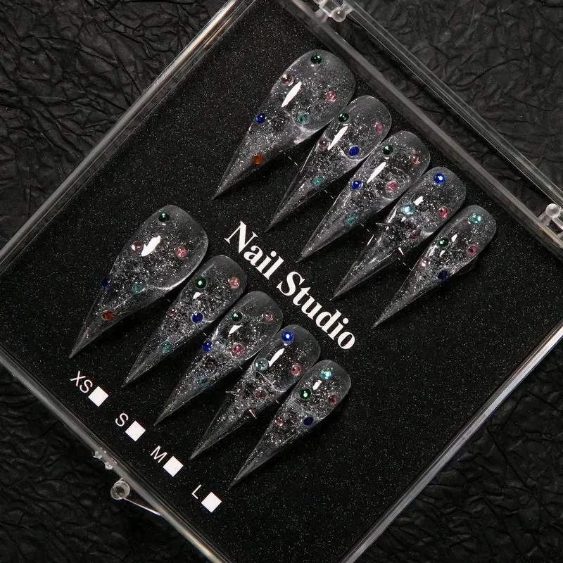 Elegante Stiletto Press-On Nagelspitzen mit Schmuckakzenten