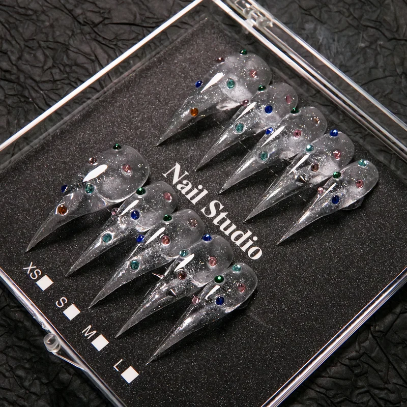 Elegante Stiletto Press-On Nagelspitzen mit Schmuckakzenten