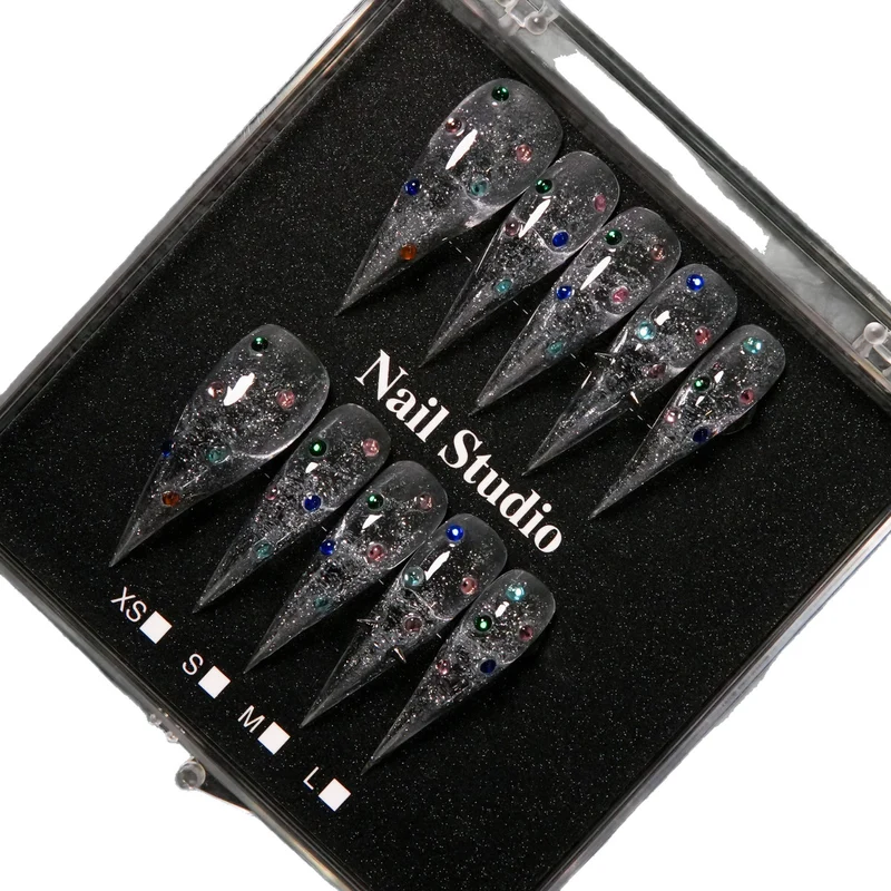 Elegante Stiletto Press-On Nagelspitzen mit Schmuckakzenten