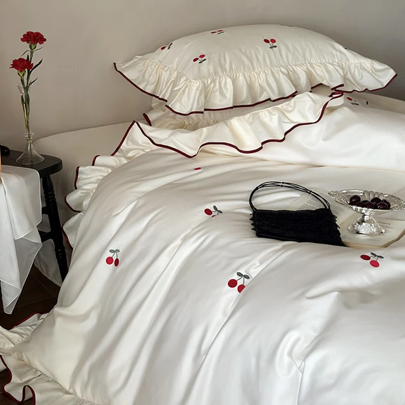 Luxus-Bettwäsche-Set aus Baumwollsatin mit Rüschen und Kirschenstickerei