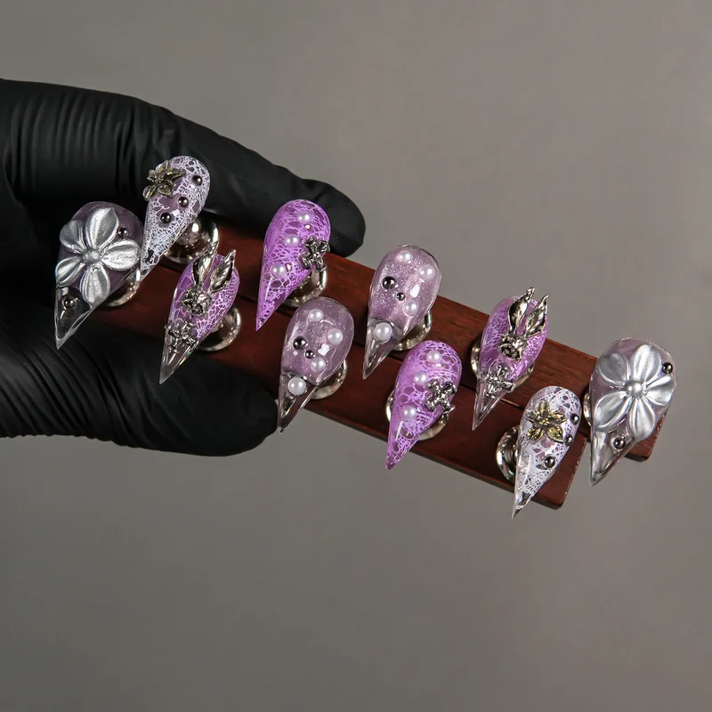 Dekorative Stiletto Press-On Nägel mit Schmuckakzenten