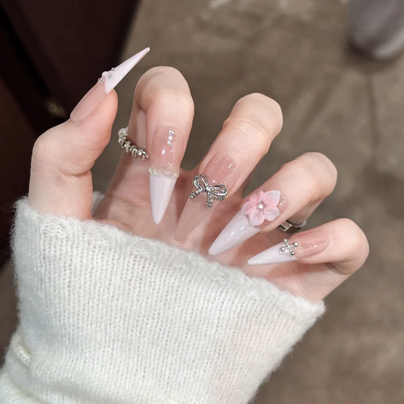 Dekorative Stiletto Drucknägel mit Floralen Akzenten und Schmuckdetails