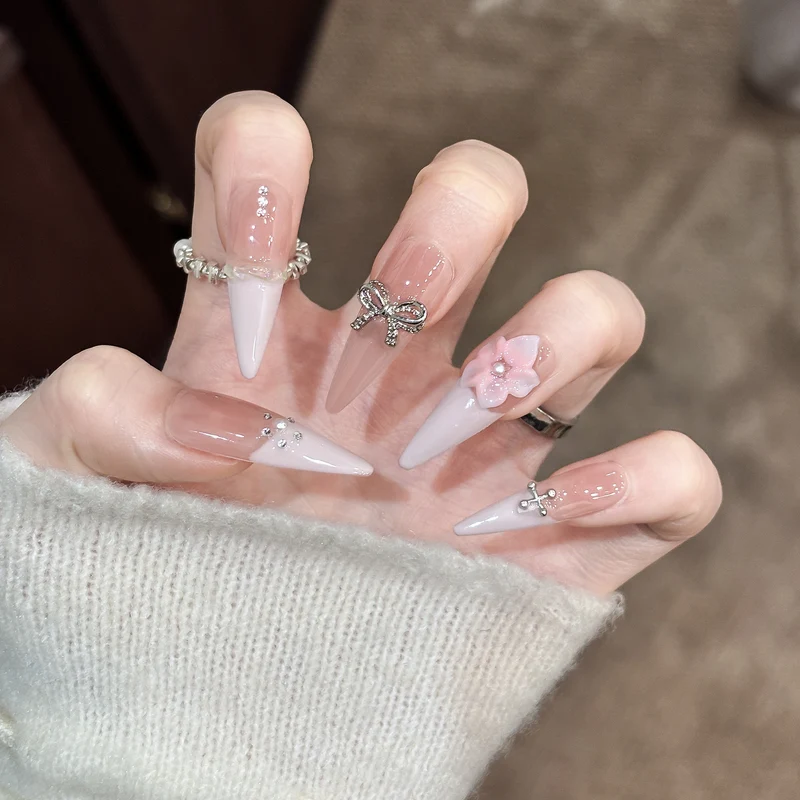 Dekorative Stiletto Drucknägel mit Floralen Akzenten und Schmuckdetails