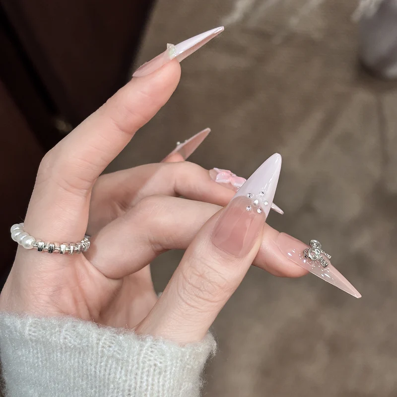 Dekorative Stiletto Drucknägel mit Floralen Akzenten und Schmuckdetails