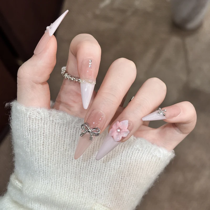 Dekorative Stiletto Drucknägel mit Floralen Akzenten und Schmuckdetails