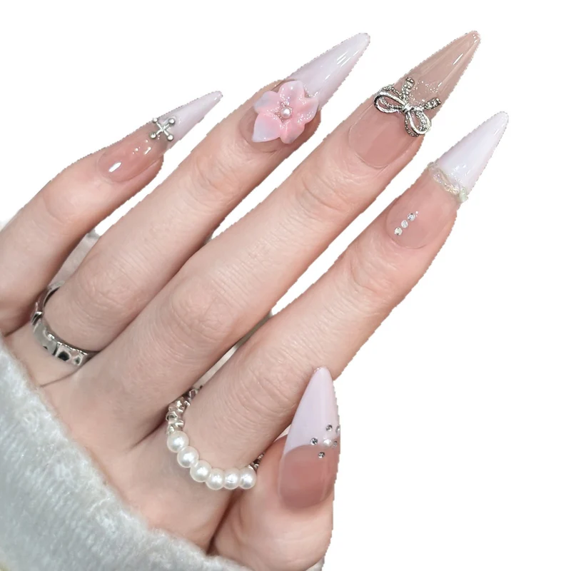 Dekorative Stiletto Drucknägel mit Floralen Akzenten und Schmuckdetails