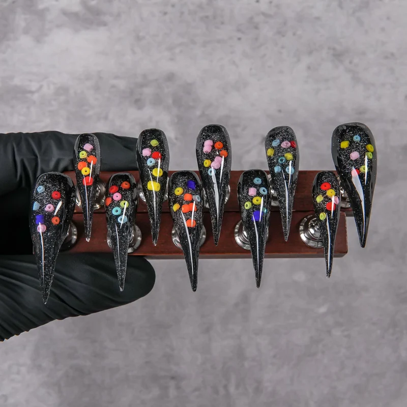 Dekorative Stiletto Press-On Nagelverbesserungen