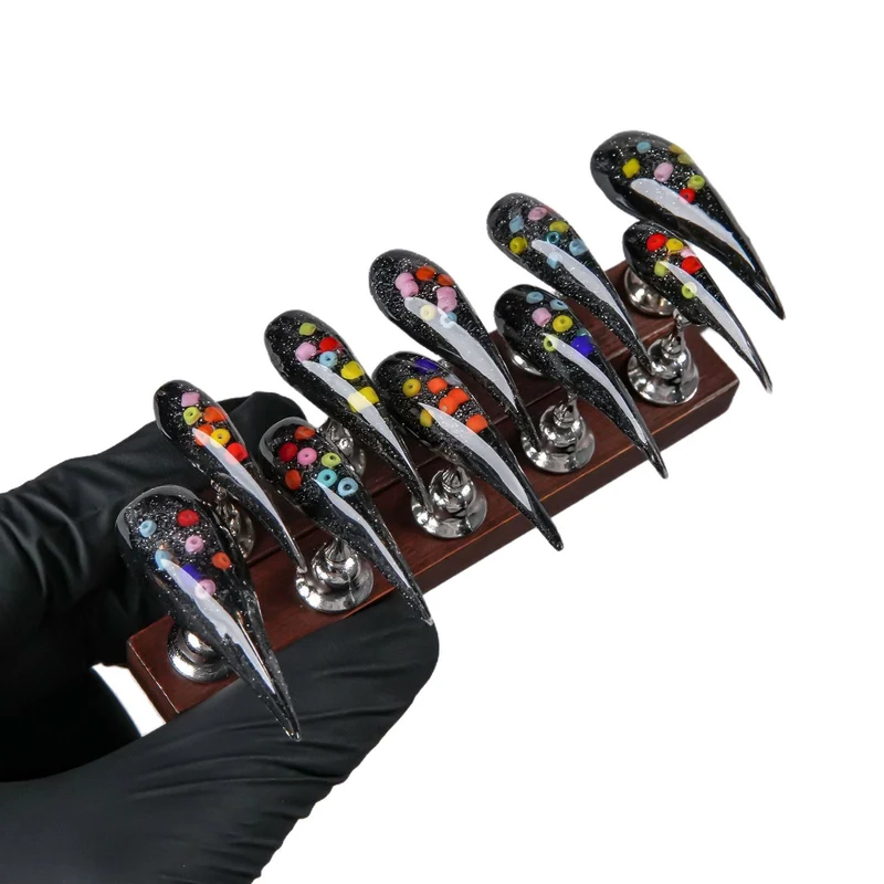 Dekorative Stiletto Press-On Nagelverbesserungen