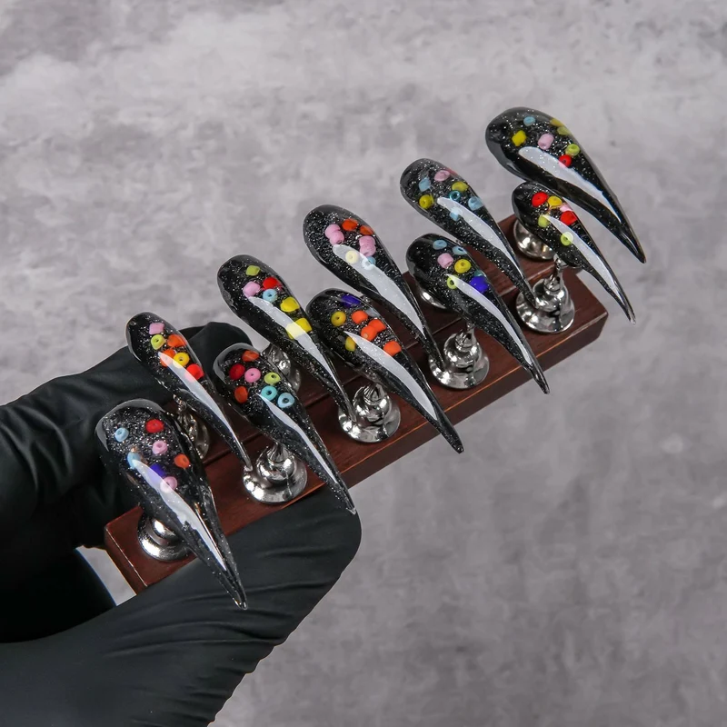 Dekorative Stiletto Press-On Nagelverbesserungen