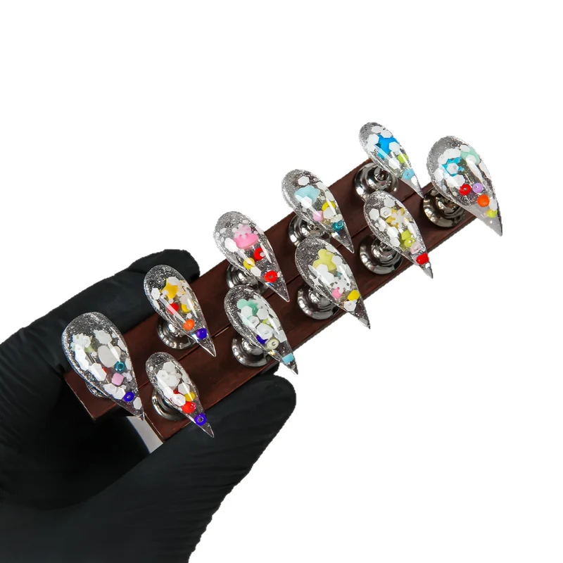 Glamouröse Stiletto Press-On Nägel mit Glitzerakzenten