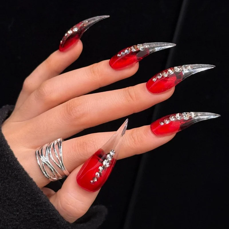 Glamouröse Stiletto Press-On Nägel mit Kristallakzenten