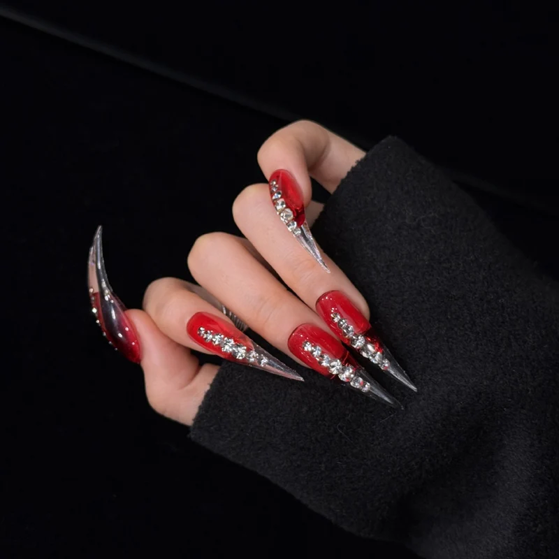 Glamouröse Stiletto Press-On Nägel mit Kristallakzenten