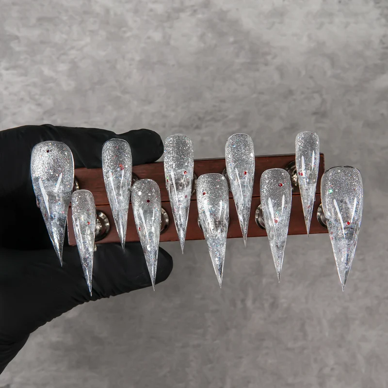 Glamouröser Stiletto Press-On Nagelset mit Glitzerelementen